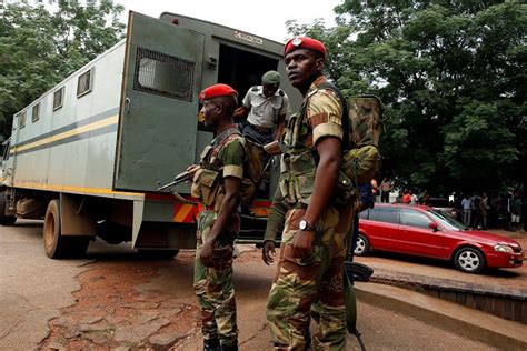 Zimbabwe Police Army To Patrol Together After Mugabe Ouster