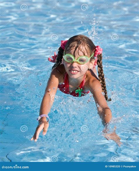 Ragazza Nella Nuotata Degli Occhiali Di Protezione Piscina Fotografia Stock Immagine Di