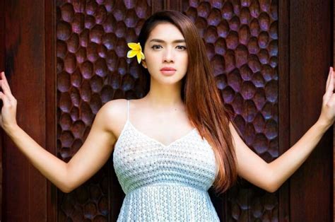 Janda Seksi Angel Karamoy Tiduran Bak Mermaid Di Samping Kolam Renang Pakai Dress Tali Tipis