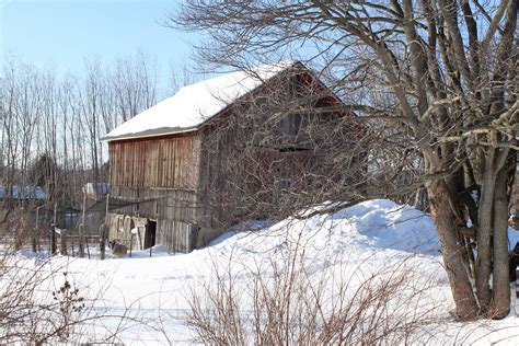 Beautiful Snow Covered West Michigan Barn Old Barns House Styles