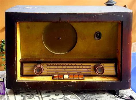 Swasta pertama di indonesia, yaitu rcti (rajawali citra televisi indonesia). Radio Tabung Kayu Jumbo Germany Merk Aida Langka