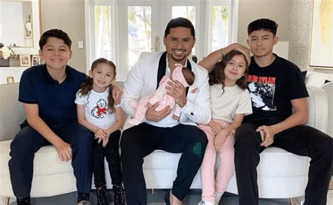 Larry Hernández Presume Con Orgullo A Sus Cinco Hijos