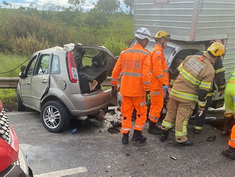 Acidente entre carro e caminhão deixa mortos e feridos na BR 040 em