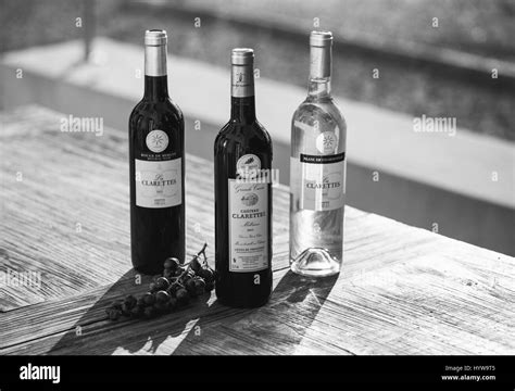Bouteilles de vin noir et blanc Banque de photographies et dimages à