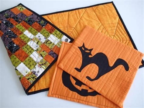 scrappy reversible halloween table mats by deby at so sew easy via kollabora halloween table
