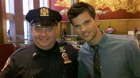 Foto Nova Velha De Taylor Com Um Policial No Today Show Lautner And Lutz Smile