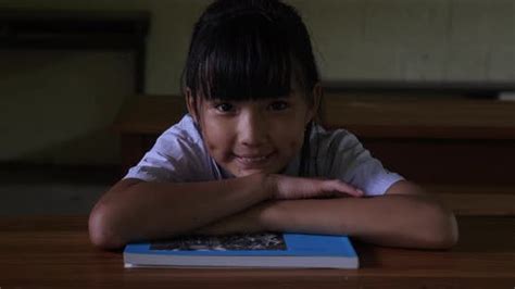 Симпатичная азиатская девушка студентка улыбается Стоковое видео envato elements
