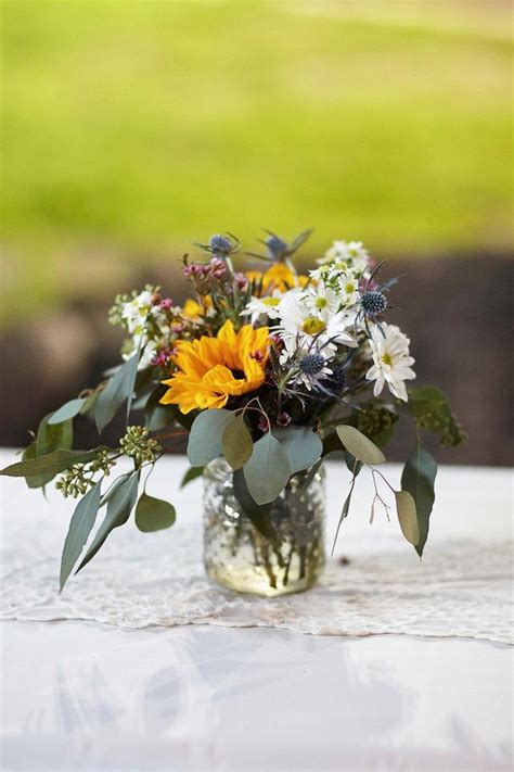 Centerpiece Country Wild In 2020 Simple Wedding Centerpieces Simple