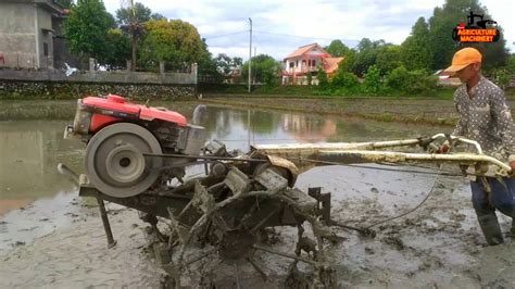Proses Membajak Sawah Menggunakan Mesin Traktor Quick Kubota G3000 ZEVA
