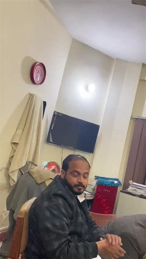 ایس ایچ او تھانہ روات ندیم عباس قبضہ کی ایف آئی آر میں گرفتار ملزم کو اپنے پاس بٹھا کر کھانا