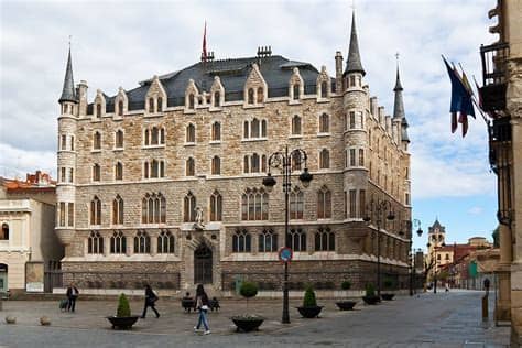Recomendamos reservar visitas guiadas de casa museu gaudí con antelación para reservar la plaza. Top 10 Things to See and Do in Leon, Spain