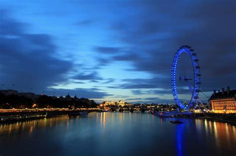 Tourist Guide To River Thames England