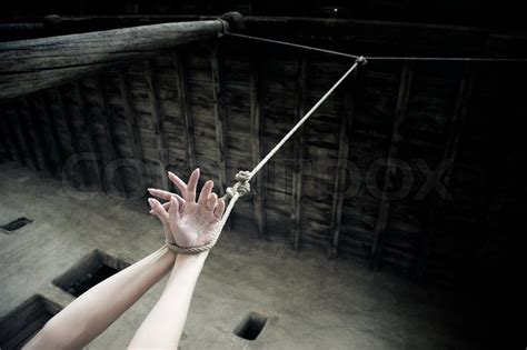 Kvinde hænder hængt på rebet i det Stock foto Colourbox