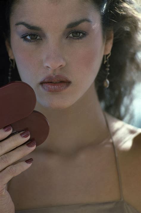 Headshot Of American Model Janice Dickerson As She Holds A Make Up
