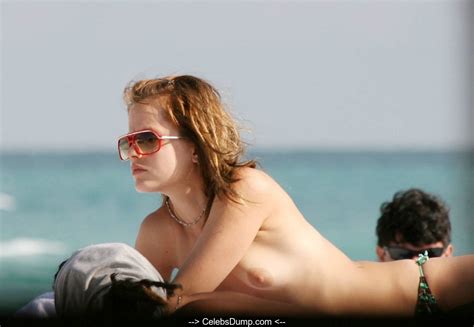 Mena Suvari Topless On A Beach Paparazzi Photos Celebritydork