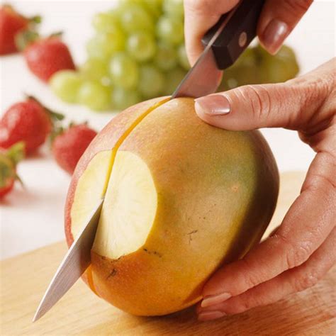 Ai Je Besoin Et Comment éplucher Couper Une Mangue Avec Un Os à La