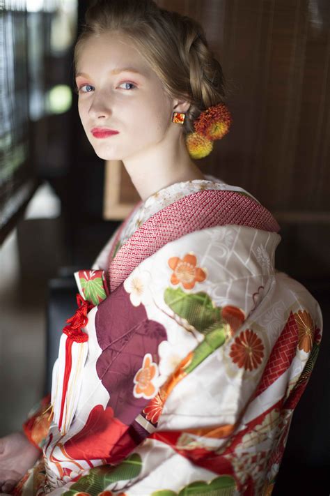 Ayumi Bridal Kimono Kyoto Japan 色打掛 手描友禅 着物 白地 瑞雲飛翔宴舞 Photographer Inamura Masato 日本の着物 結婚式