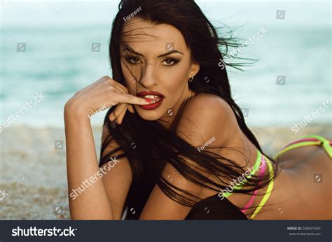 Sexy Bikini Girl Posing Beach Foto Stock Shutterstock