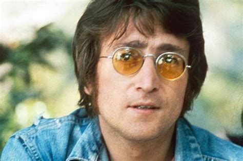 John lennon is best known as a member of the beatles, but his life was defined by much more than that. John Lennon, l'omaggio dei giovani di Ercolano a 34 anni ...
