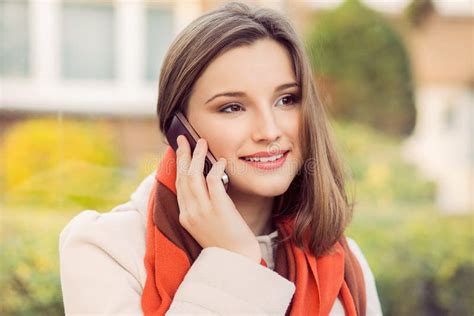 Telefoongesprek Mooie Vrouw Die Aan De Telefoon In De Openlucht Praat