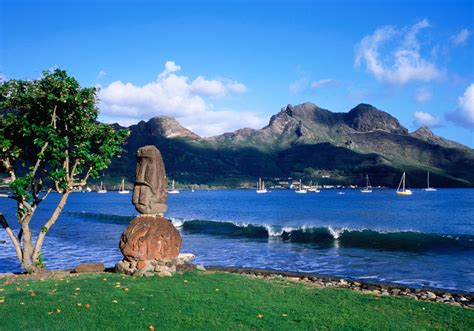 Une Statue Tiki Sur Lîle Hiva Oa Iles Marquises Découvrez Les Dix