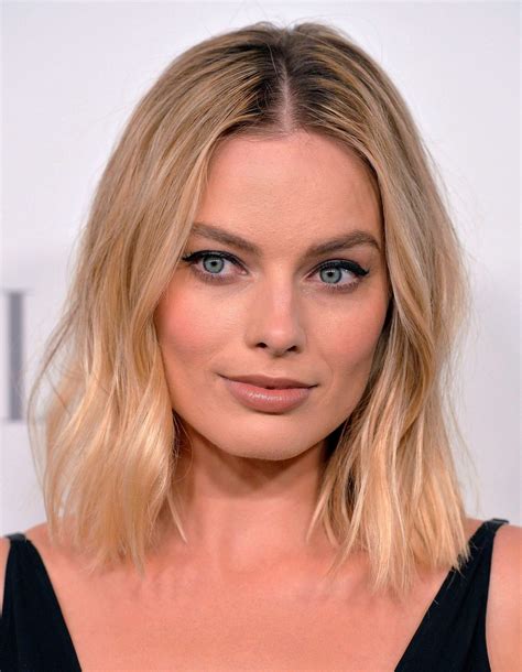 Margot robbie's height is 5 ft 6 inches (1.68 m) and she weighs just 57 kg (126 lbs). Margot Robbie's Short Haircuts and Hairstyles - 15+