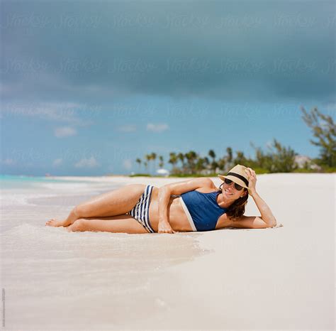 Beautiful Woman In A Bikini Laying On A Beach Del Colaborador De