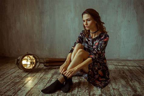 Обои на рабочий стол Девушка Ника сидит на полу. Фотограф Денис Котов Картинка - Обои на рабочий стол Девушка Ника сидит на полу. Фотограф Денис Котов