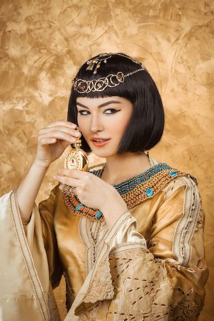 Linda Mulher Egípcia Como Cleópatra Com Frasco De Perfume Foto Premium