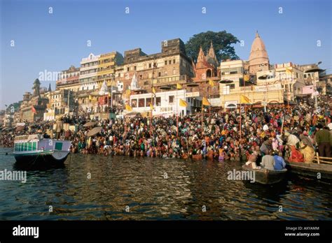 Hindu Pilger Baden Am Frühen Morgen In Den Heiligen Fluss Ganges Varanasi Uttar Pradesh