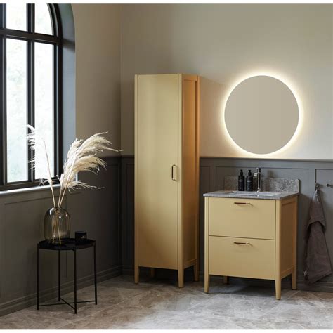 Sittebenken monteres fast i vegg og leveres med stilrene ben. Skuffer og skap