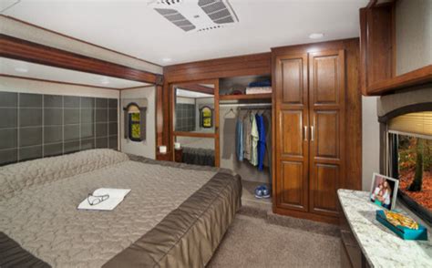 The number of bedrooms, bathrooms and also scale the common living areas must also be considered. Top 5 Best Bunkhouse Fifth Wheel Campers For Large ...
