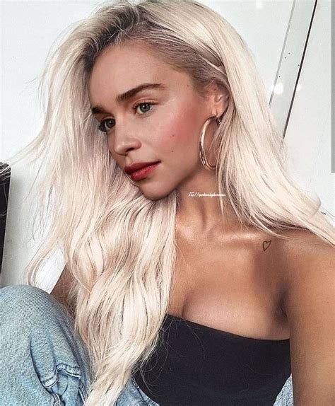 British actress emilia clarke was born in london and grew up in oxfordshire, england. Emilia Clarke Lovers Swipe ⇛ Cred to | Her hair, Hair ...