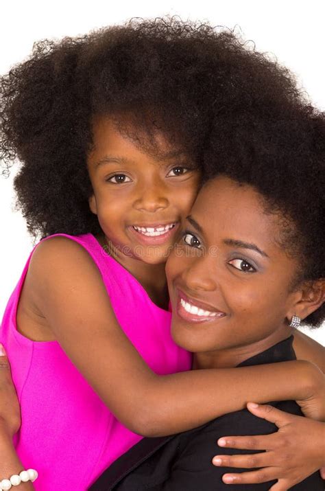 Hija Negra De La Madre Que Presenta Feliz Foto De Archivo Imagen De