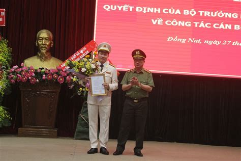 Thiếu tướng nguyễn văn khánh (trái) và đại tá huỳnh tiến mạnh là nguyên giám đốc và giám đốc đương nhiệm công an tỉnh đồng nai bị ub kiểm tra trung ương kết luận. Đại tá Vũ Hồng Văn làm Giám đốc Công an tỉnh Đồng Nai ...