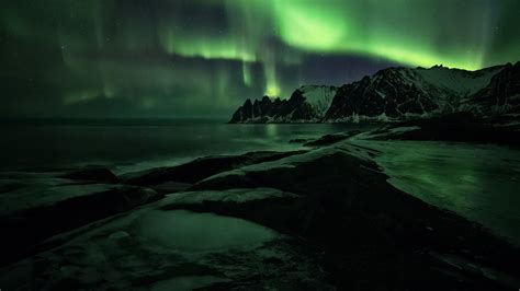 Download Wallpaper 2048x1152 Landscape Aurora Borealis Night Green