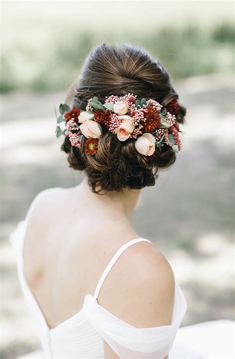 19 ways to wear flowers in your bridal hairstyle ~ kiss the bride magazine