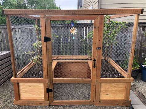 An enclosed raised garden bed is one that has a wire enclosure around its top. Enclosed Raised Garden Bed - RYOBI Nation Projects