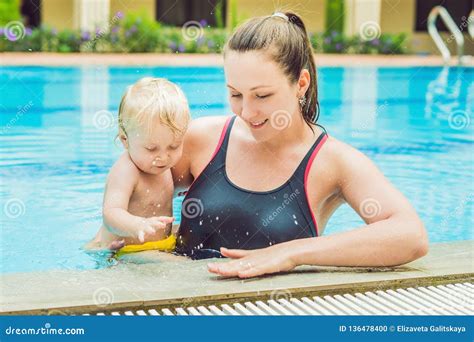 年轻母亲在游泳池教她的小儿子，如何游泳 库存照片 图片 包括有 水色 课程 女性 人员 藏品 136478400