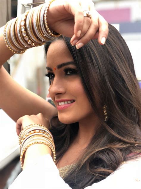 pin by eishan khan on anita hassanandani desi beauty saree poses beauty girl