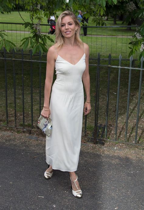 See more ideas about sienna miller style, sienna miller, style. Sienna Miller Fashion Style - The Serpentine Summer Party ...