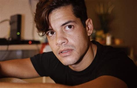 Saber que o tempo só jogou contra nós e sem avisar, vimos o que fomos a desaparecer são alguns dos versos que compõem a canção, o que fez com que os fãs do cantor, de 31 anos, se mostrassem comovidos, por associar este novo tema a sara carreira, que faleceu. Caras | Revelado o próximo passo na recuperação de Ivo Lucas