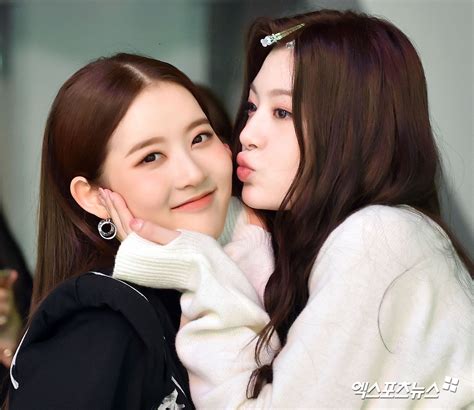 스테이씨 시은이는 뭘 먹고 그렇게 귀여워요? 스테이씨 시은-세은 '귀여운 뽀뽀 밀당(?)' 엑's HD화보