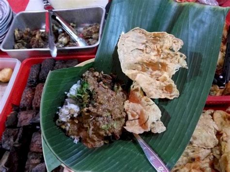 Kali ini benoe akan mencoba menikmati hidangan sehat yakni pecel madiun di kota asal hidangan ini. Kuliner Nasi Pecel Pincuk Madiun di Jakarta | Indozone.id