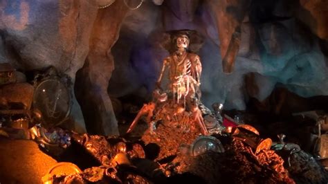 The curse of the black pearl. Pirates of the Caribbean Disneyland Paris 2016 - YouTube