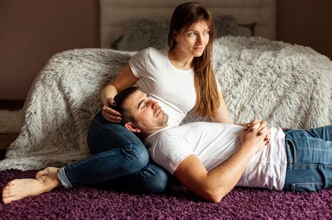 Junge Paare Die Im Bett Sitzen Und Einander Betrachten Premium Foto
