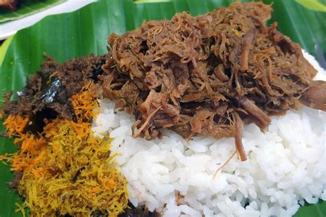 Rebus ayam sampai matang, lalu goreng sebentar saja. Resep Nasi Krawu Gresik, Cocok untuk Sarapan dan Bekal ke Kantor