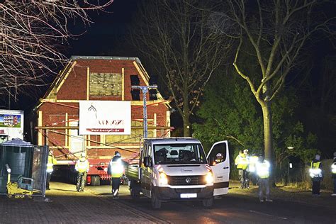 210m² wohnfläche + 35m² garage im haus. Historisches Flüchtlingsheim: Ein ganzes Haus rollt zum ...