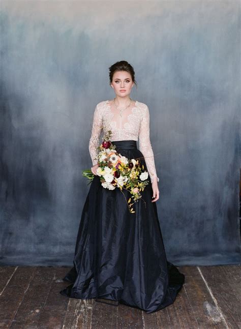 Aber wenn es darum geht, das perfekte brautkleid für sie zu finden, kann es auch unglaublich stressig werden. Zweiteiliges Brautkleid mit Oberteil aus weißer Spitze ...