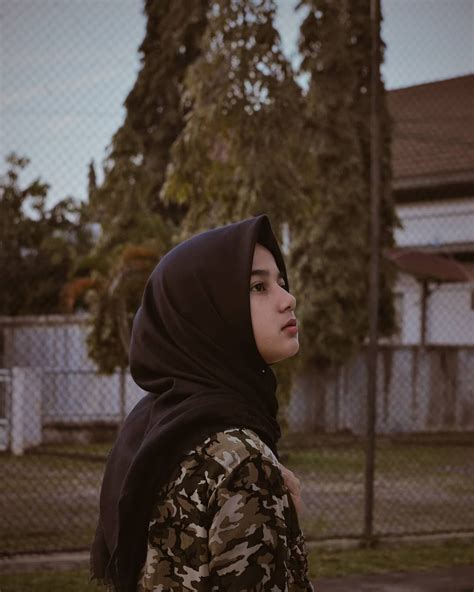 Gambar Mungkin Berisi 1 Orang Pohon Topi Dan Luar Ruangan Hijab Fashion Girl Fashion Hijab